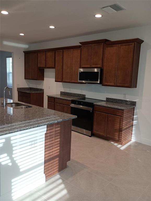 7189 Dilly Lake Ave in Groveland, FL - Building Photo - Building Photo