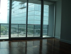 1080 Peachtree St NE, Unit 1705 in Atlanta, GA - Foto de edificio - Building Photo