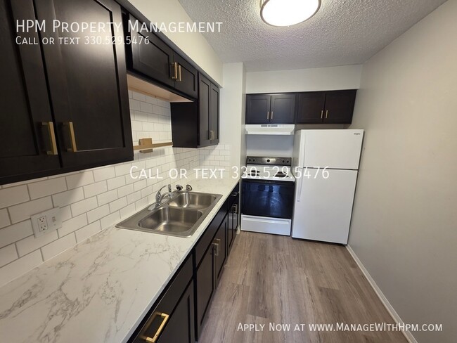 1017 Howe Ave in Cuyahoga Falls, OH - Building Photo - Building Photo