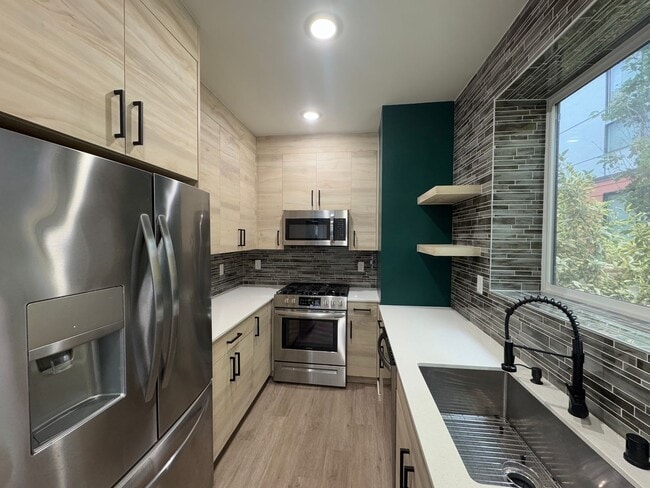 541 S Cloverdale St in Seattle, WA - Building Photo - Building Photo