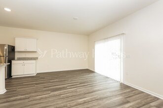 1074 Large Poppy Dr in La Vergne, TN - Building Photo - Building Photo