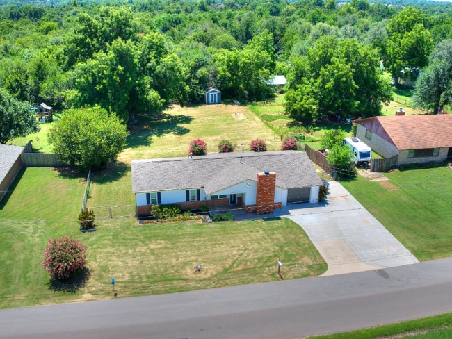 11026 E Draper Ave in Choctaw, OK - Building Photo - Building Photo