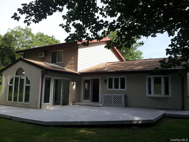 5 Carry Ct in Centereach, NY - Foto de edificio - Building Photo