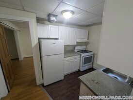 352 Riverway in Boston, MA - Building Photo
