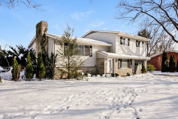 472 Tailholt Ln, Unit 329 in Shelbyville, IN - Building Photo