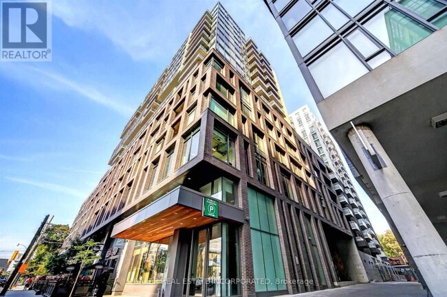 111 Bathurst St in Toronto, ON - Building Photo - Building Photo