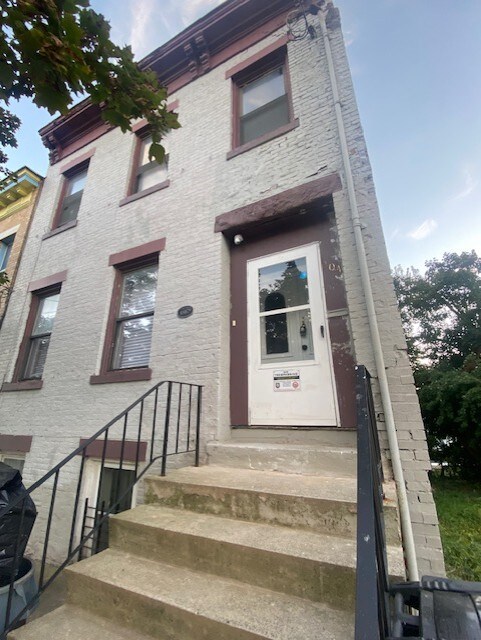 204 Clinton Ave in Albany, NY - Building Photo
