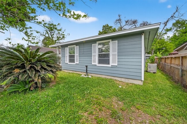 2446 Mayview Dr in Houston, TX - Foto de edificio - Building Photo