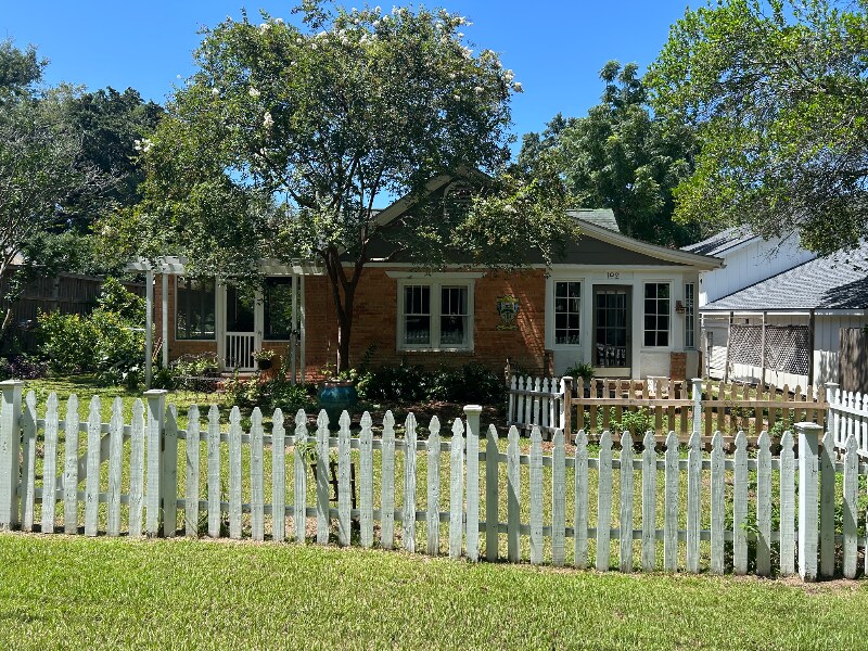102 Gaston Ave in Fairhope, AL - Building Photo