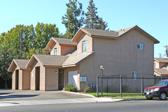 944-1020 E Ashlan Ave in Fresno, CA - Building Photo - Building Photo