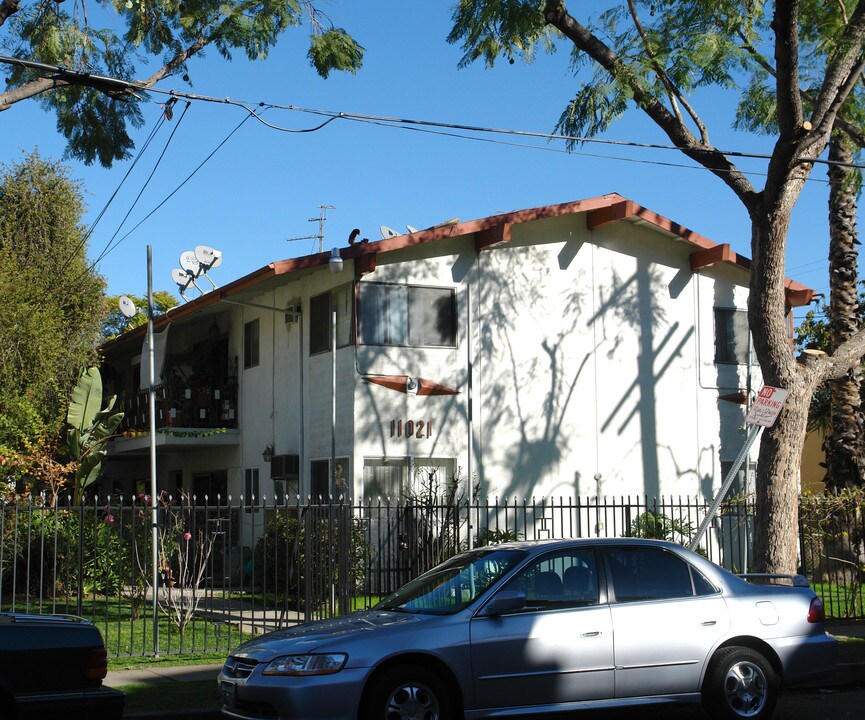 11021 Hesby St in North Hollywood, CA - Building Photo