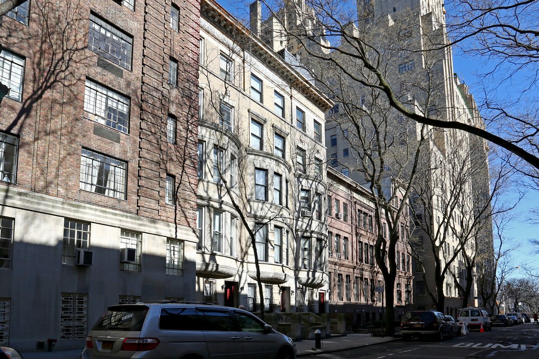 25 W 90th St in New York, NY - Building Photo