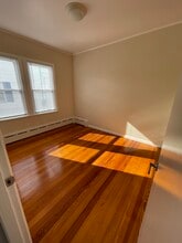 24 Sharp St in Dartmouth, MA - Foto de edificio - Building Photo