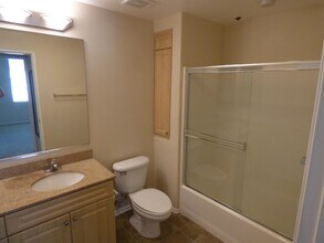 2429 WATERMARKE Pl, Unit na in Irvine, CA - Foto de edificio - Building Photo