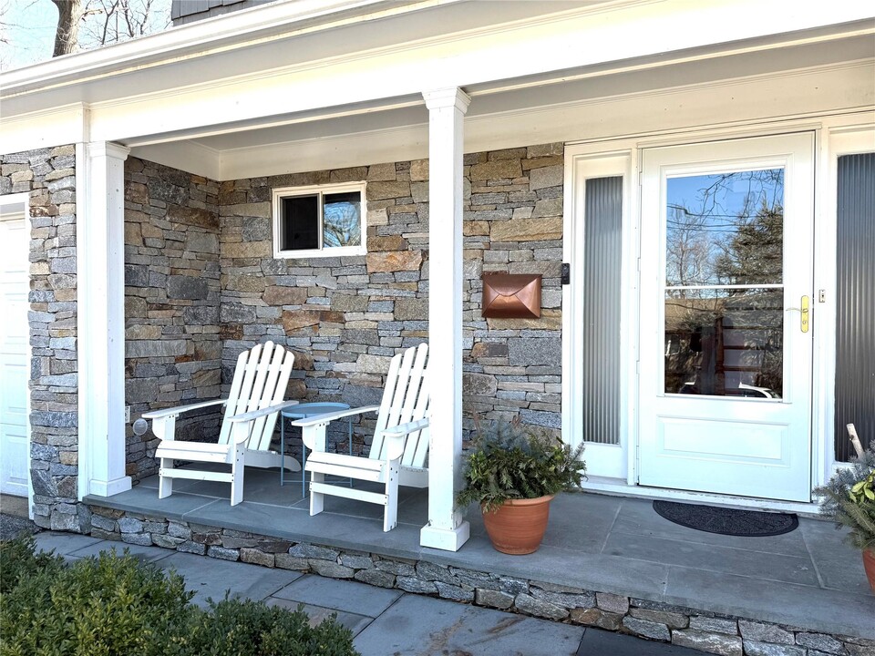 49 Spencer Dr in New Rochelle, NY - Building Photo