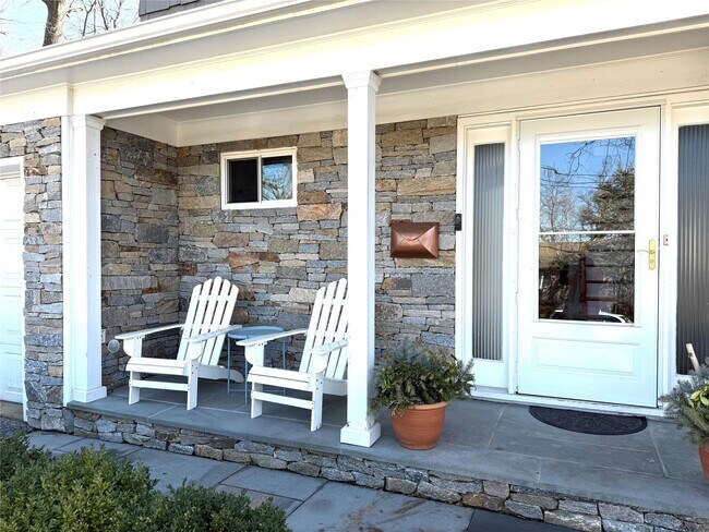 49 Spencer Dr in New Rochelle, NY - Foto de edificio - Building Photo