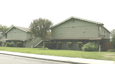 687 Karesh Ave in Pomona, CA - Foto de edificio - Building Photo