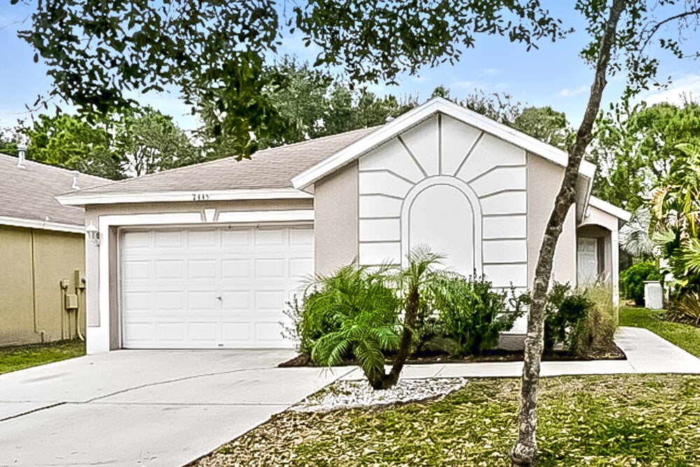 7445 Oxford Garden Cir in Apollo Beach, FL - Building Photo
