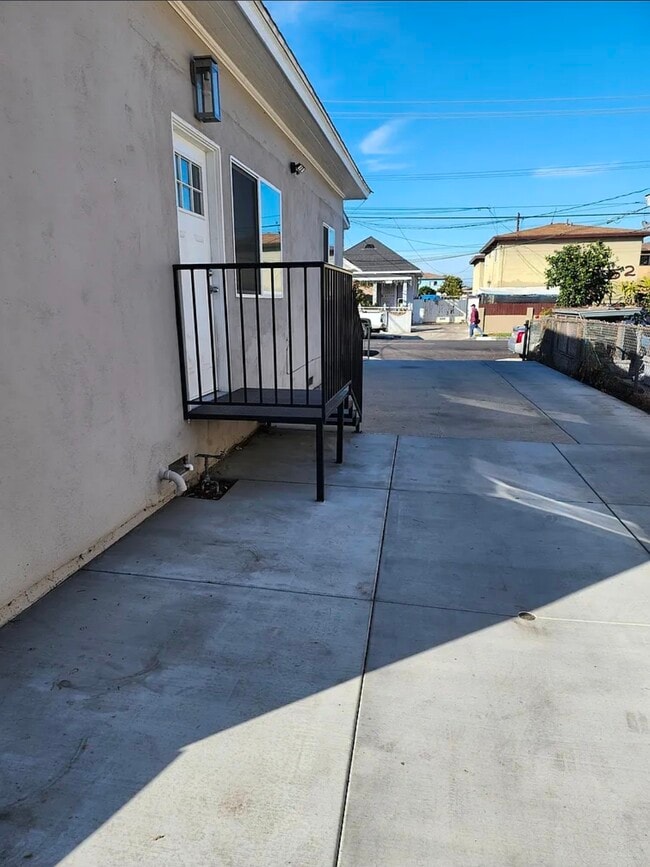 247 W Sepulveda St in San Pedro, CA - Building Photo - Building Photo