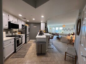 243 Riverdale Ct, Unit 425 in Camarillo, CA - Building Photo