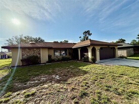 4270 Ascot Dr in North Port, FL - Building Photo