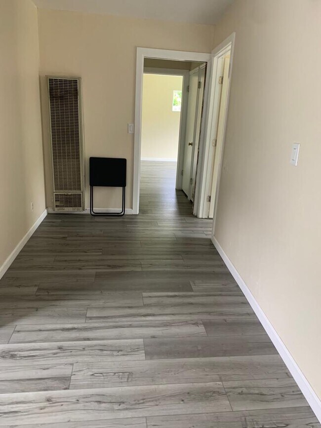 927 Delport Ave, Unit Apt 2 in Santa Rosa, CA - Building Photo - Building Photo