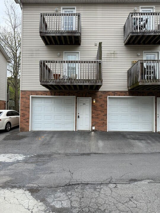 2305 S Greenwood Dr in Johnson City, TN - Building Photo