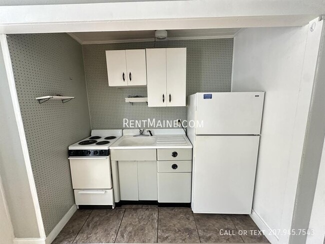 1084 School St, Unit 1 in Veazie, ME - Foto de edificio - Building Photo