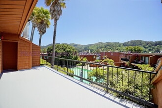 120 Stanford Way in Sausalito, CA - Building Photo - Building Photo