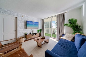 1 SE 12th St in Miami, FL - Building Photo - Building Photo