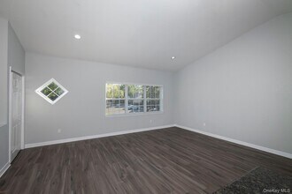 310 Centre Ct in Medford, NY - Building Photo - Building Photo