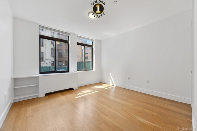 29-11 12th St in Queens, NY - Foto de edificio - Building Photo