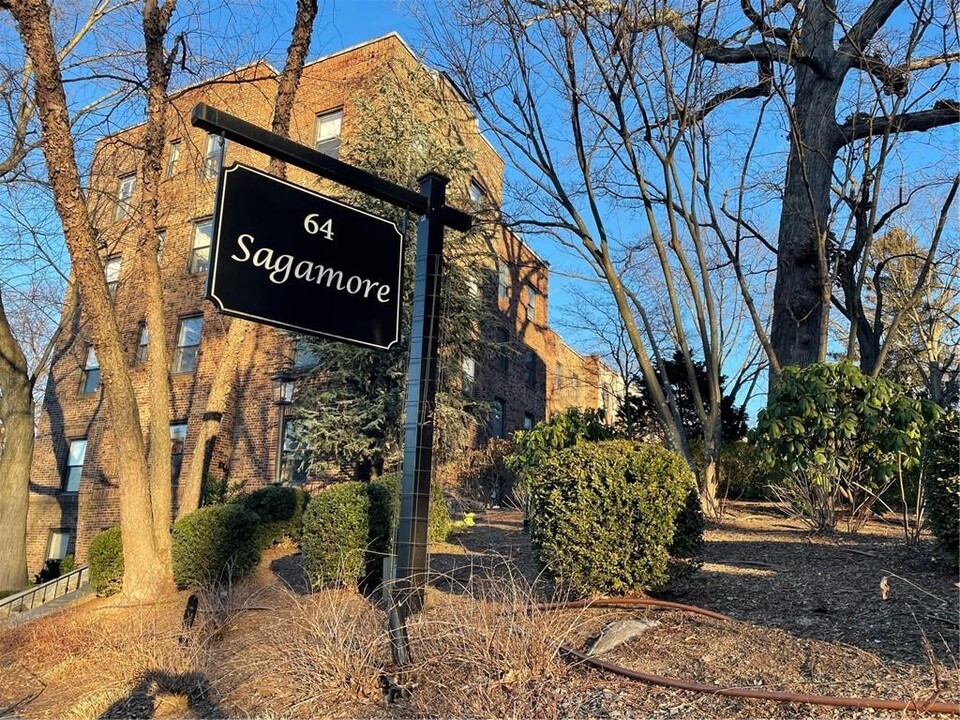 64 Sagamore Rd in Bronxville, NY - Foto de edificio