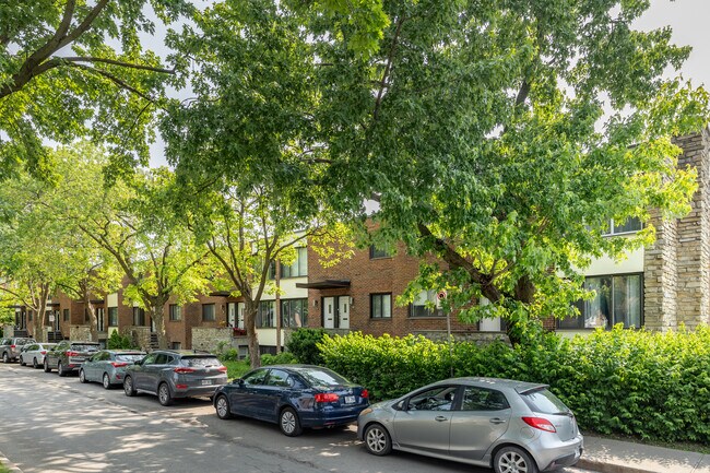 12 Crépeau Rue in St. Laurent, QC - Building Photo - Building Photo