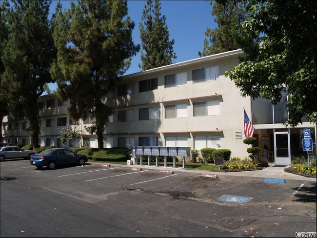 Towers at Manchester in Fresno, CA - Building Photo - Building Photo