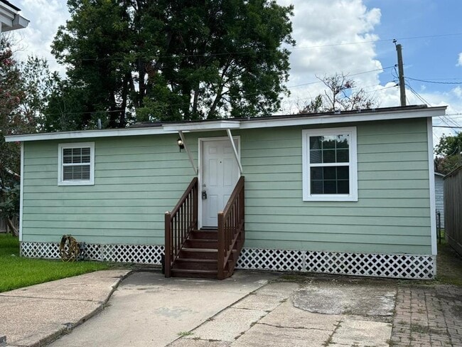 property at 914 E 25th St