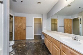 321 W 7th St in Kansas City, MO - Foto de edificio - Building Photo