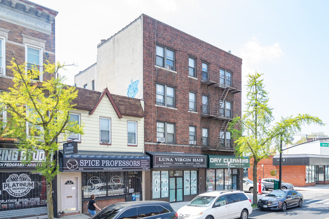 6926 Myrtle Ave in Glendale, NY - Building Photo - Building Photo