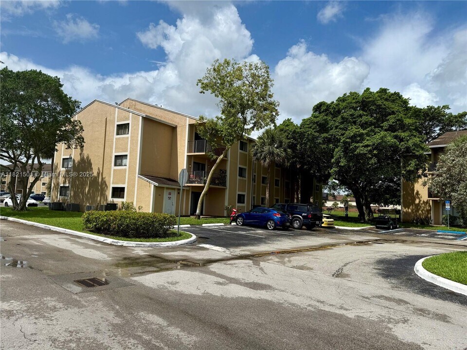 350 Palm Cir W in Pembroke Pines, FL - Building Photo