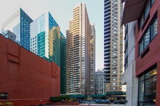 235 East 40th Street in New York, NY - Foto de edificio - Building Photo