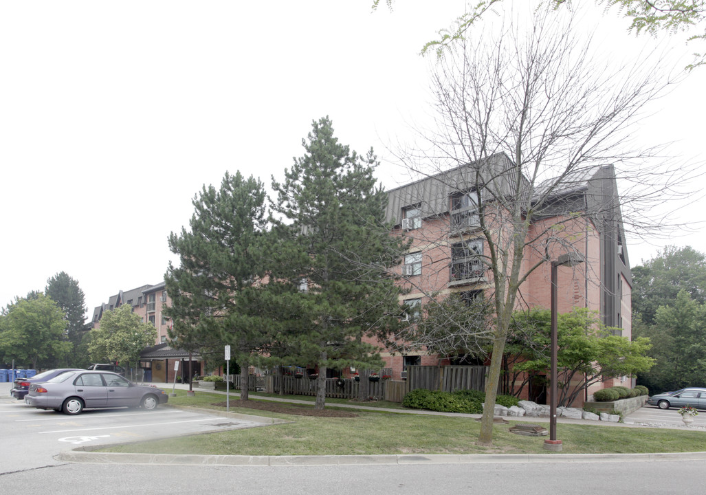 Knox Heritage Place Apartments in Oakville, ON - Building Photo