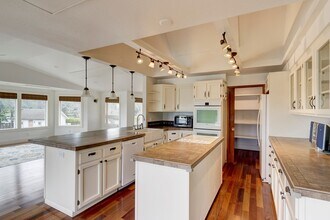 207 NW Coveland St in Coupeville, WA - Building Photo - Building Photo