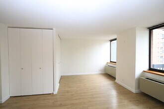 250 E 40th St, Unit 31 D in New York, NY - Foto de edificio - Building Photo