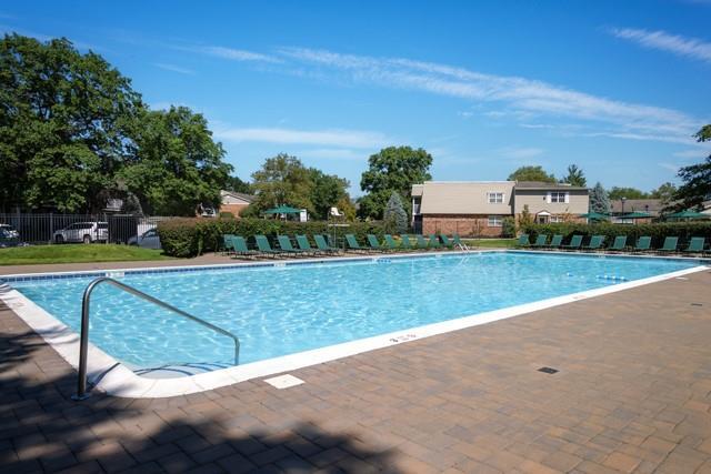 20 Westwood Dr in Westbury, NY - Building Photo