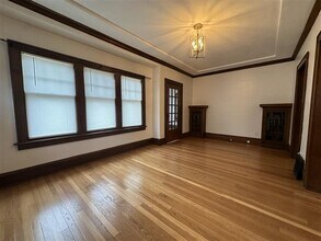 5526 W Wells St, Unit 5526 (lower) in Milwaukee, WI - Building Photo - Building Photo