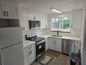 9318 33rd Ave S in Lakewood, WA - Foto de edificio - Building Photo