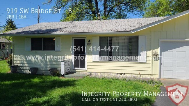 919 SW Bridge St, Unit B in Grants Pass, OR - Foto de edificio - Building Photo