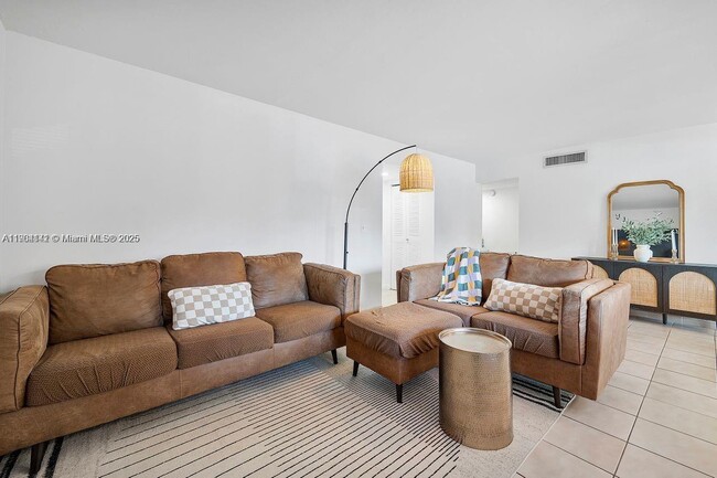 241 W Park Dr in Miami, FL - Building Photo - Building Photo