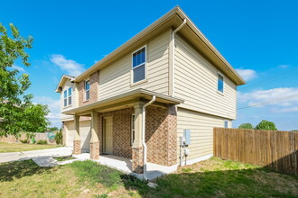 120 Leon River Loop in Hutto, TX - Foto de edificio - Building Photo