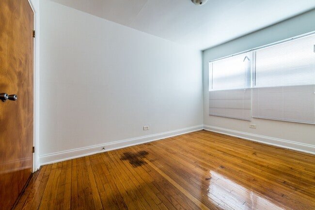 7706 S Saginaw Ave in Chicago, IL - Foto de edificio - Building Photo